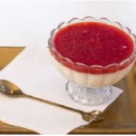 malinova panna cota v pohari